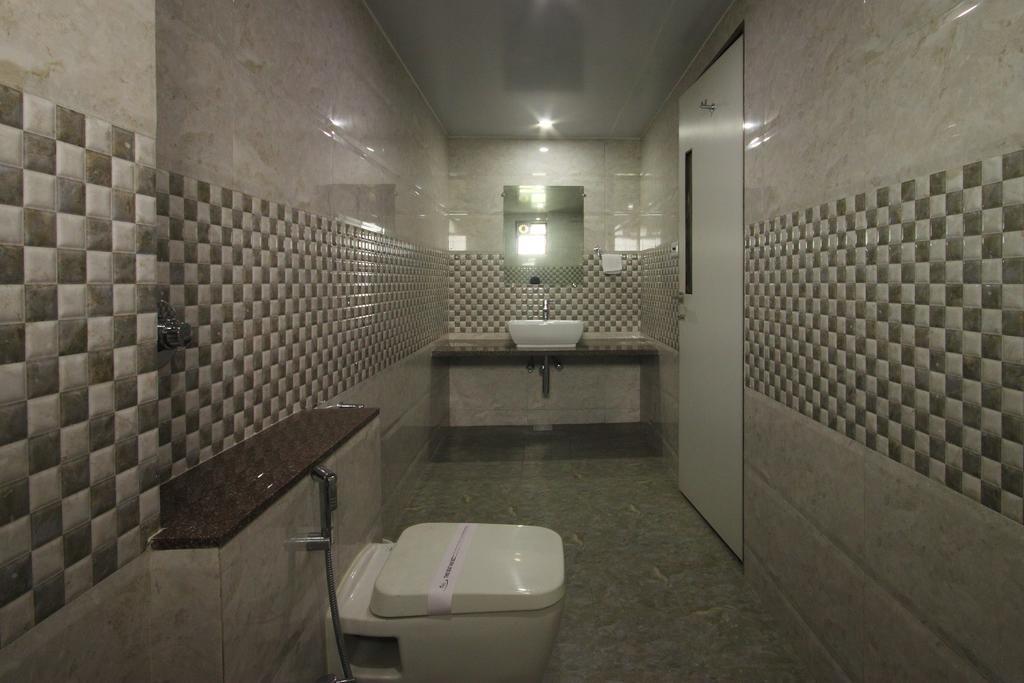Hotel Apex Surat Room photo