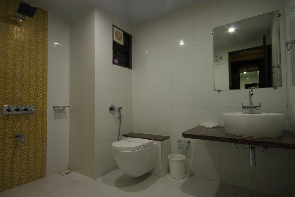Hotel Apex Surat Room photo