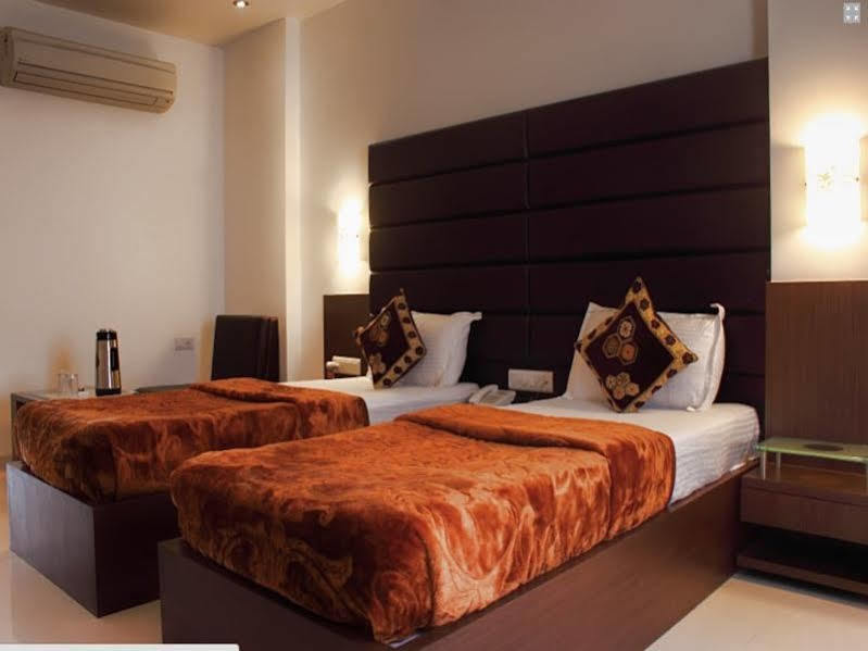 Hotel Apex Surat Exterior photo